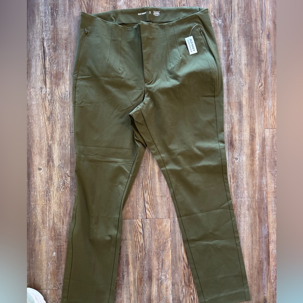 Old Navy Women’s Pixie Skinny Pants in Forest Green